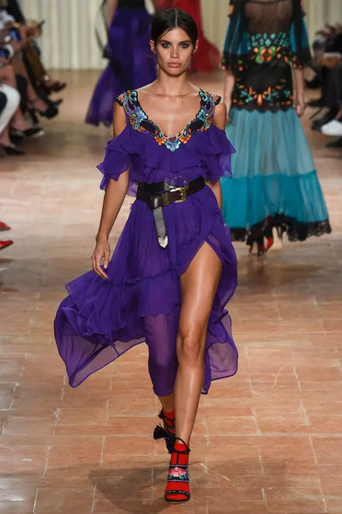 Alberta Ferretti Spring 2017: Sara Sampaio na-aga n'okporo ụzọ runway na uwe ubu mepere emepe nke ejiri eriri n'úkwù.