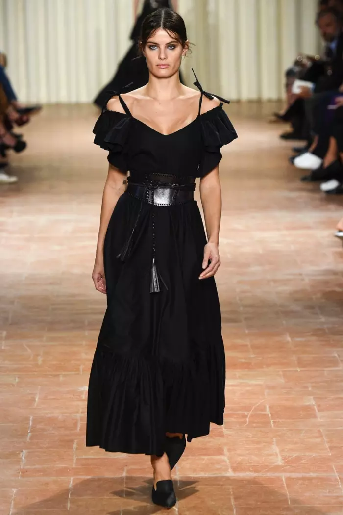 Alberta Ferretti Musim Semi 2017: Isabeli Fontana berjalan di landasan dengan gaun off-the-shoulder hitam dengan kulit cincher