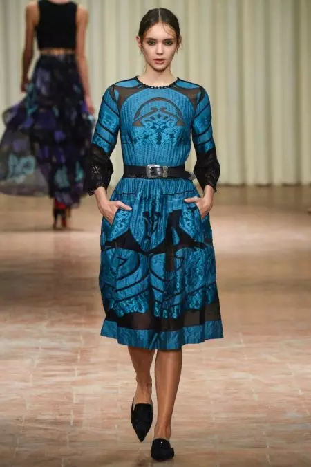 Alberta Ferretti '17 වසන්තය සඳහා එජ් සමඟ ආදර කතාව ගෙන එයි