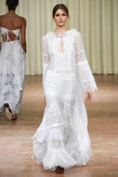 Alberta Ferretti bringt Romantik mit Edge in die F/S 17