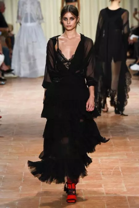 Alberta Ferretti bringt Romantik mit Edge in die F/S 17