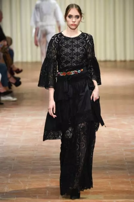 Alberta Ferretti bringt Romantik mit Edge in die F/S 17