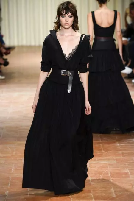 Alberta Ferretti bringt Romantik mit Edge in die F/S 17