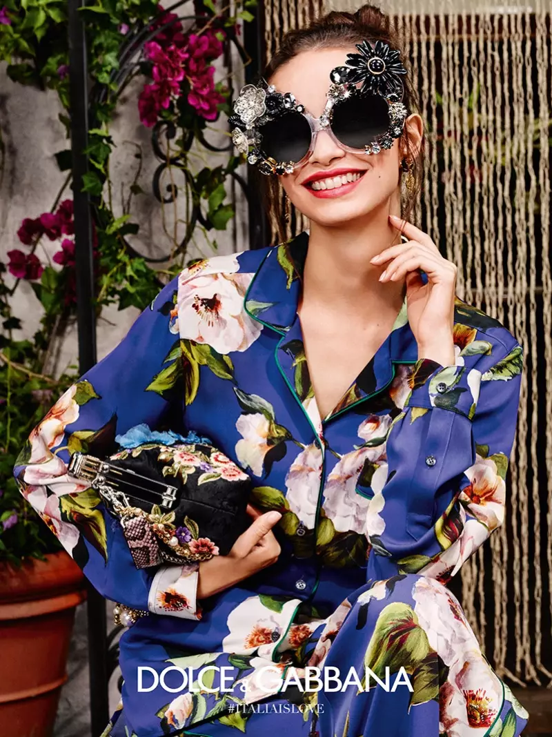 Si Luma Grothe ay nagsusuot ng pinalamutian na salaming pang-araw mula sa Dolce & Gabbana's spring 2016 eyewear campaign