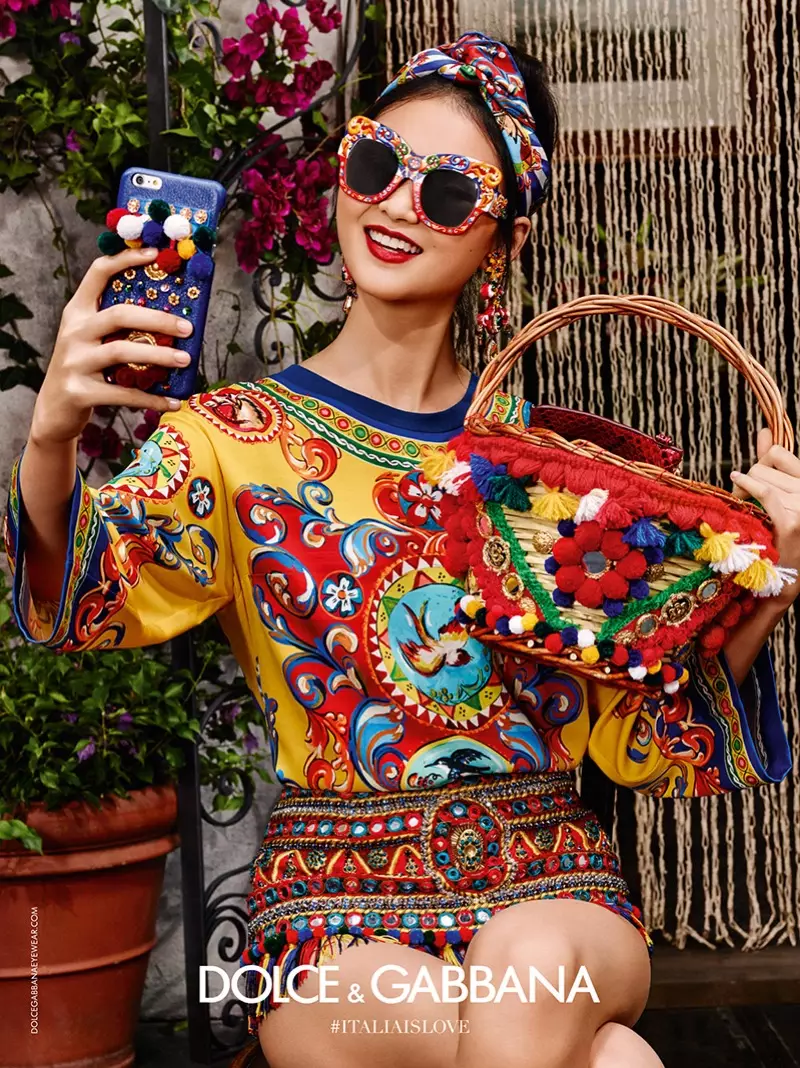 He Cong, Dolce & Gabbana'nın ilkbahar 2016 gözlük kampanyasında bir selfie çekiyor