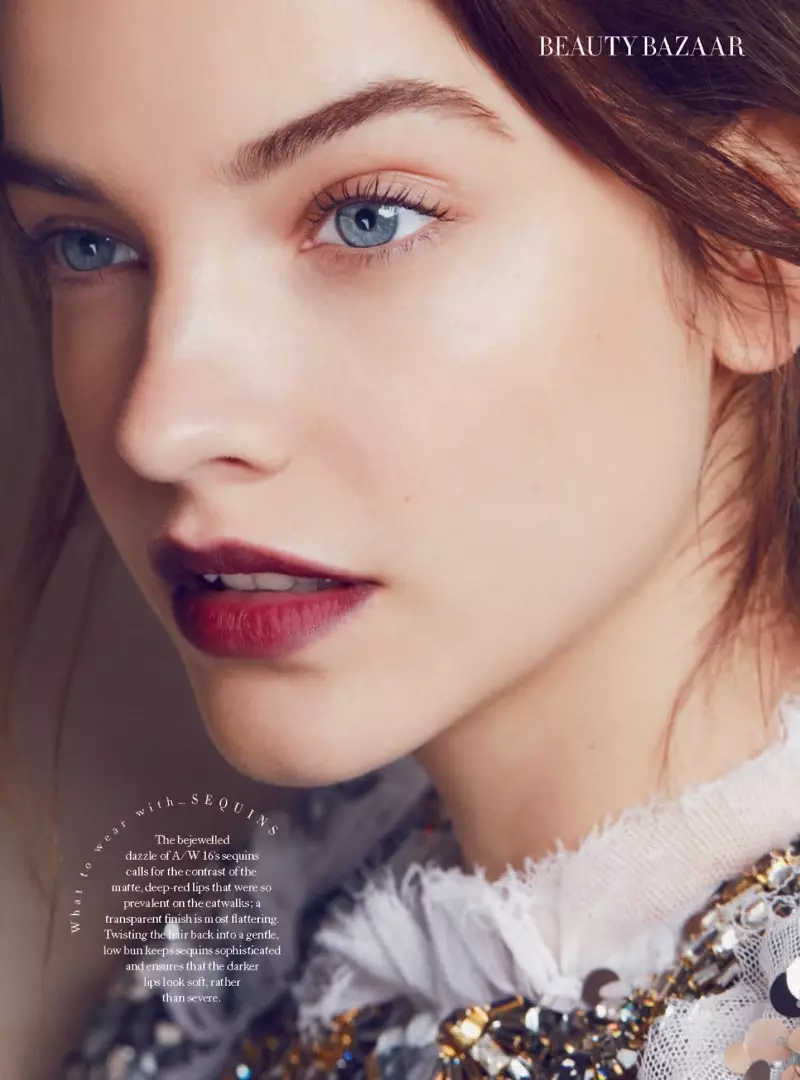 Barbara Palvin prova una tonalità di rossetto rosso scuro