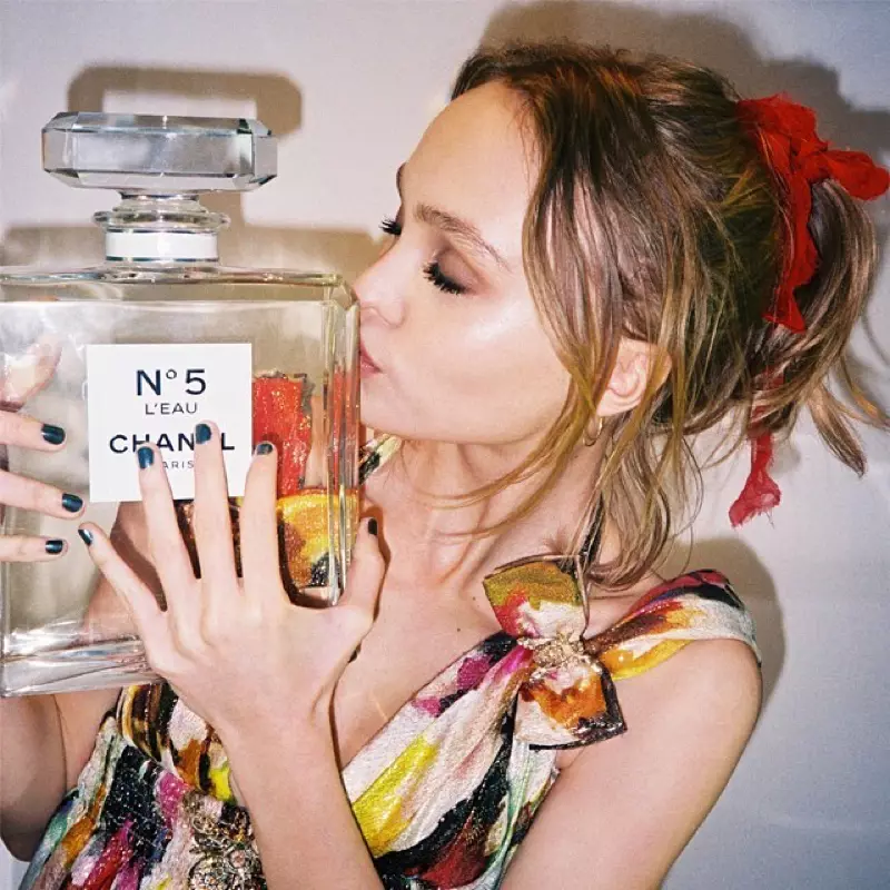 Chanel najavljuje Lily Rose Depp kao zaštitno lice svog L'eau parfema broj 5. Foto: Instagram/lilyrose_depp