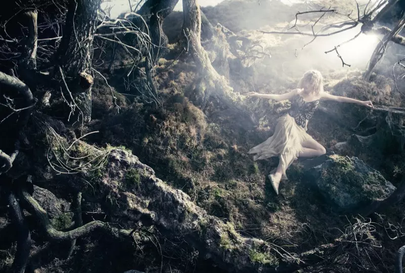 Në një mjedis pylli, Lou rri në një fustan mëndafshi Alberta Ferretti