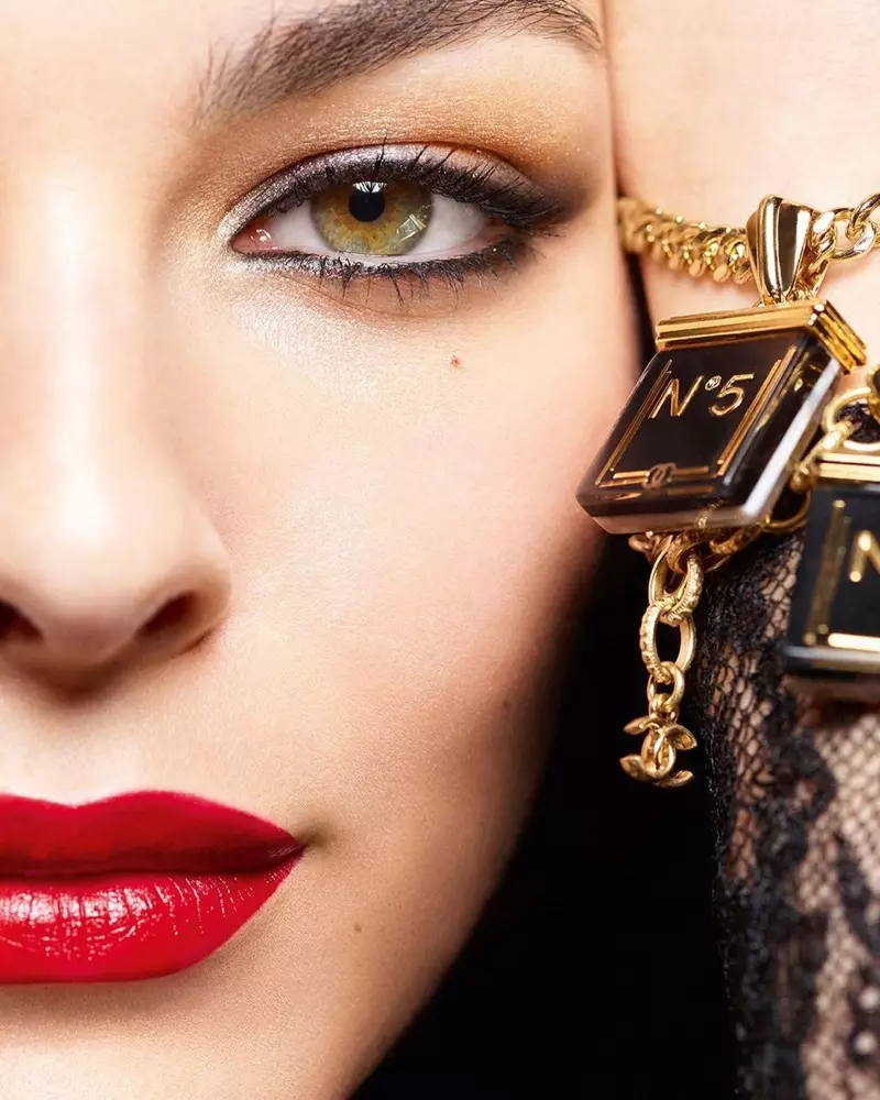 Kolekce Chanel Makeup Holiday 2021 je inspirována Chanel N°5.