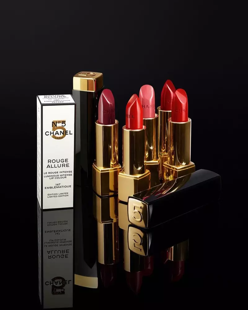 Ang koleksyon sa Holiday 2021 sa Chanel Makeup adunay mga shade nga pula nga lipstick.