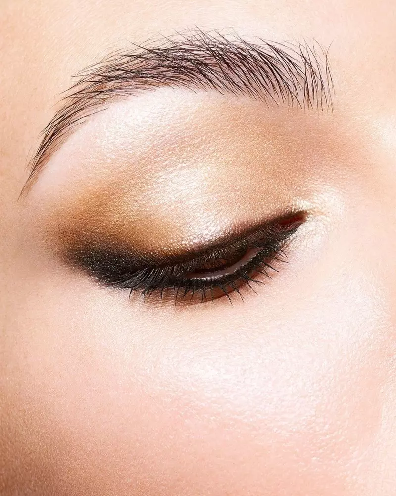 Eyeshadow tina koleksi Chanel Makeup's Holiday 2021 kalebet nuansa emas sareng amber.