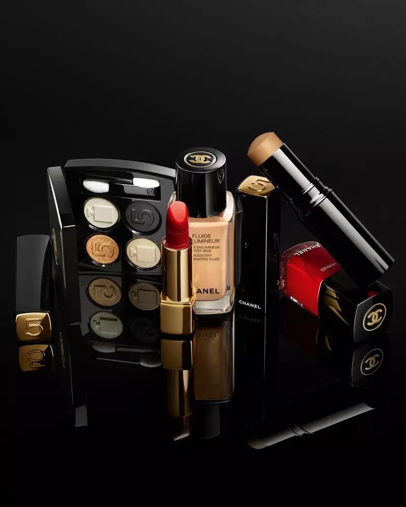 Nêrînek li berhevoka Chanel Makeup's Holiday 2021.