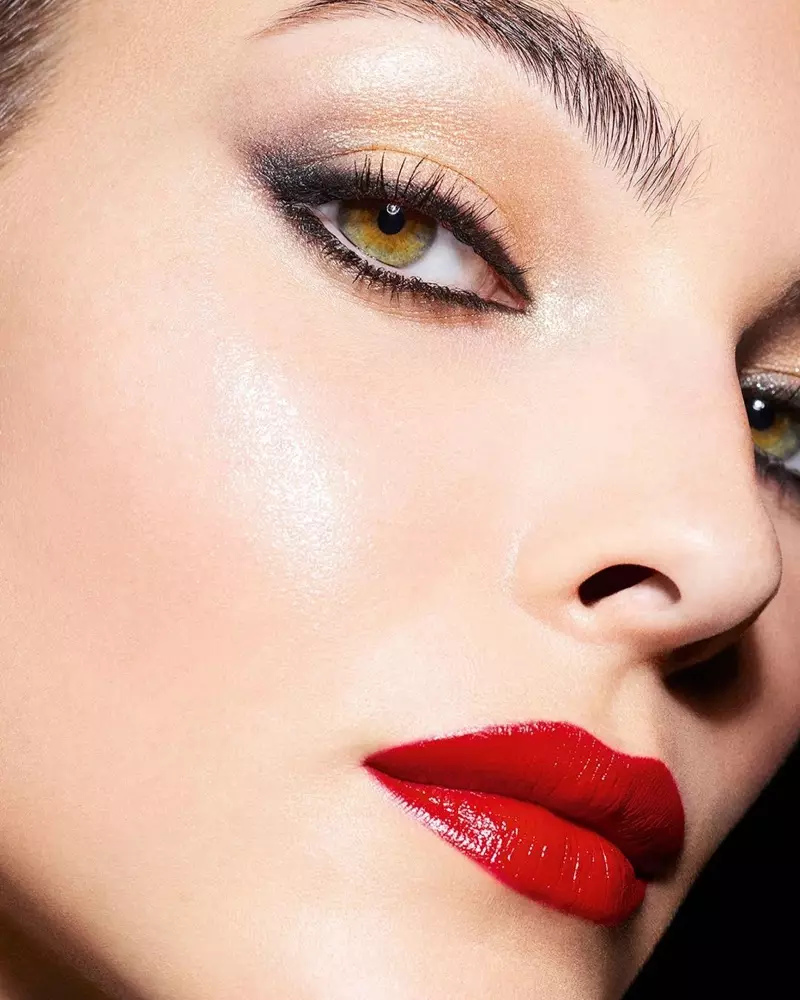 Vittoria Ceretti zachwyca czerwonym kolorem ust w kampanii Chanel Makeup Holiday 2021.