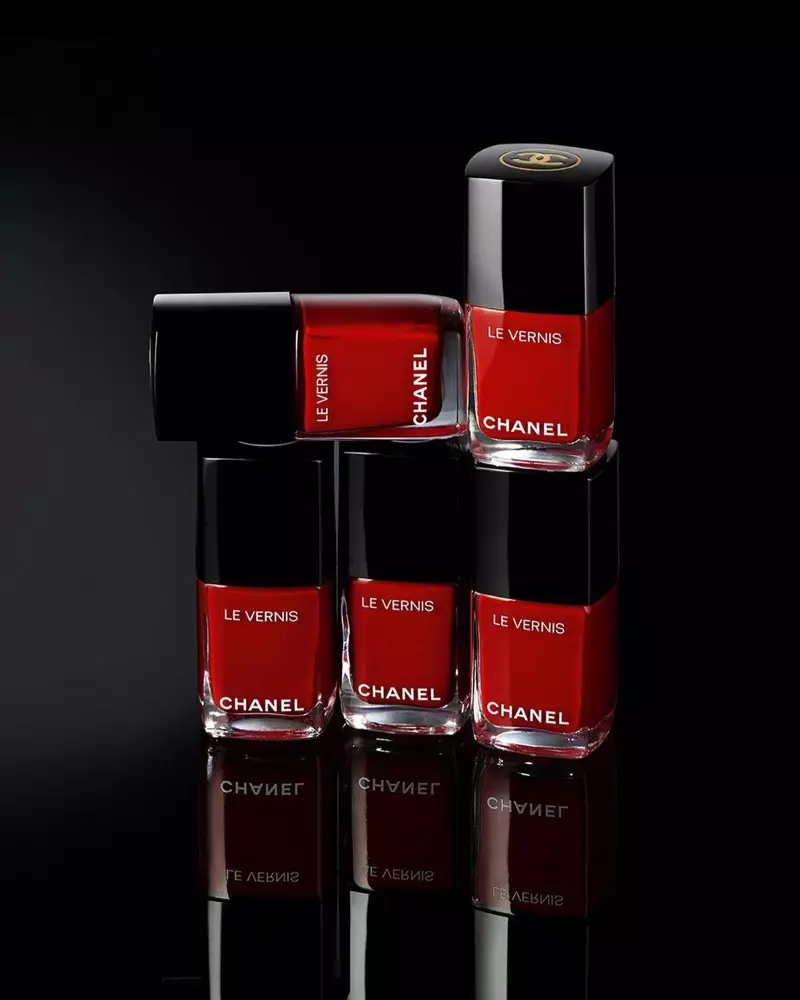 Chanel макияж бәйрәме 2021 коллекциясеннән лакланган тырнак төсе.