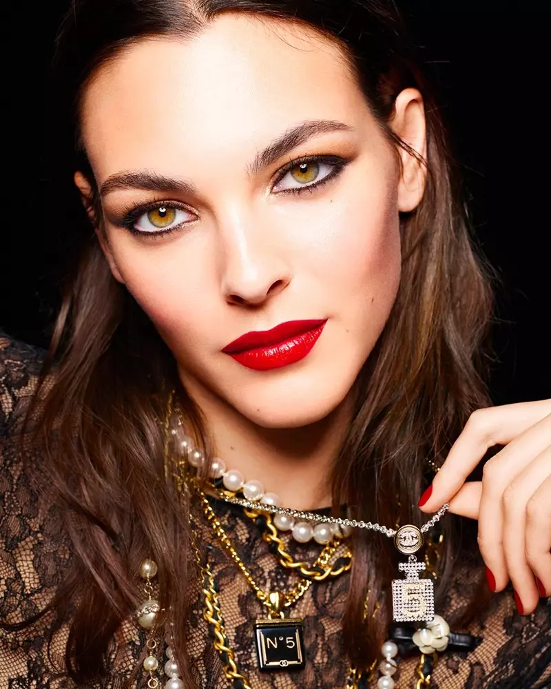 ດາວ Vittoria Ceretti ໃນແຄມເປນ Chanel Makeup Holiday 2021.