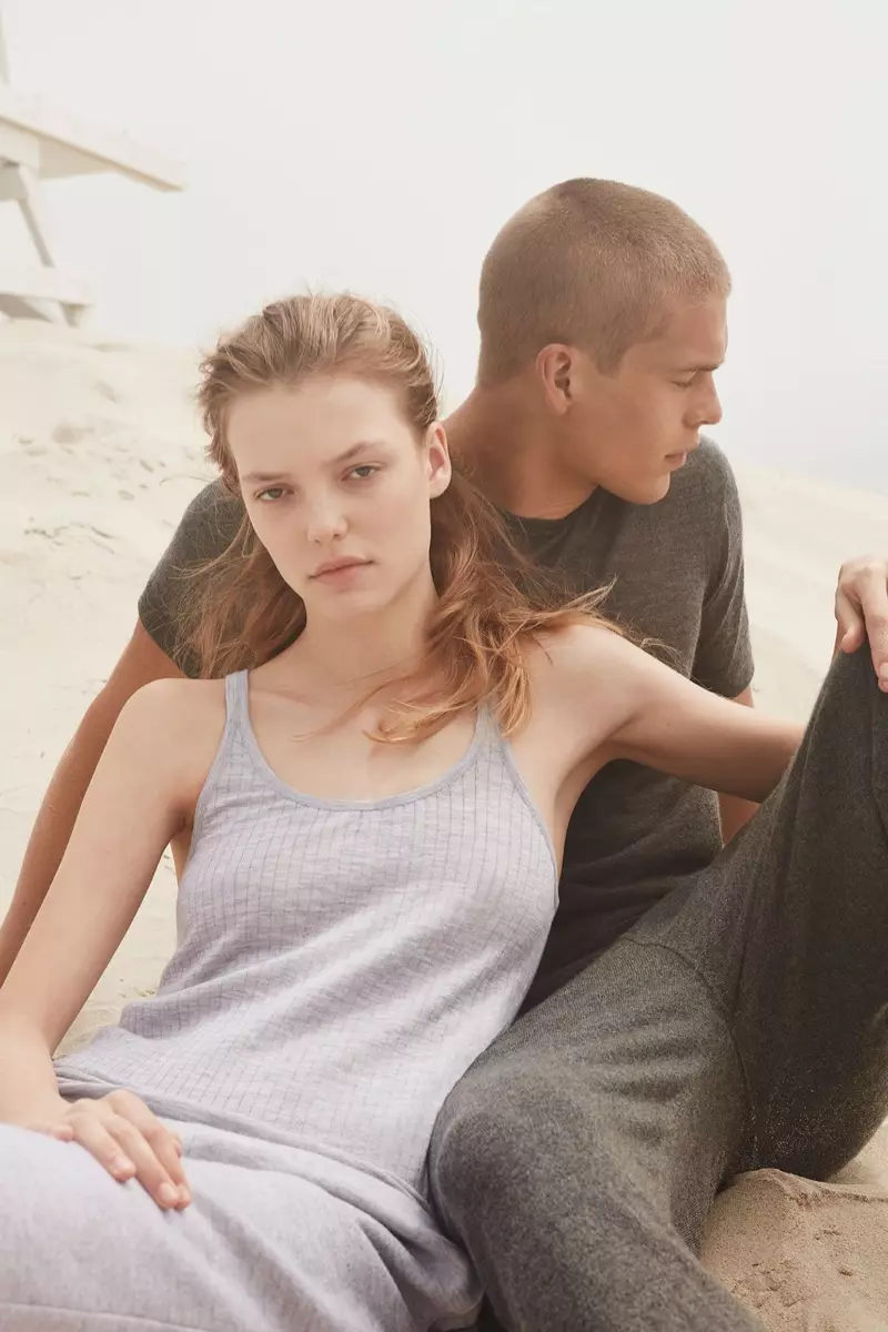 Ang Roos Abels ay modelo ng Calvin Klein Collection ng pre-spring 2017 Cashmere line