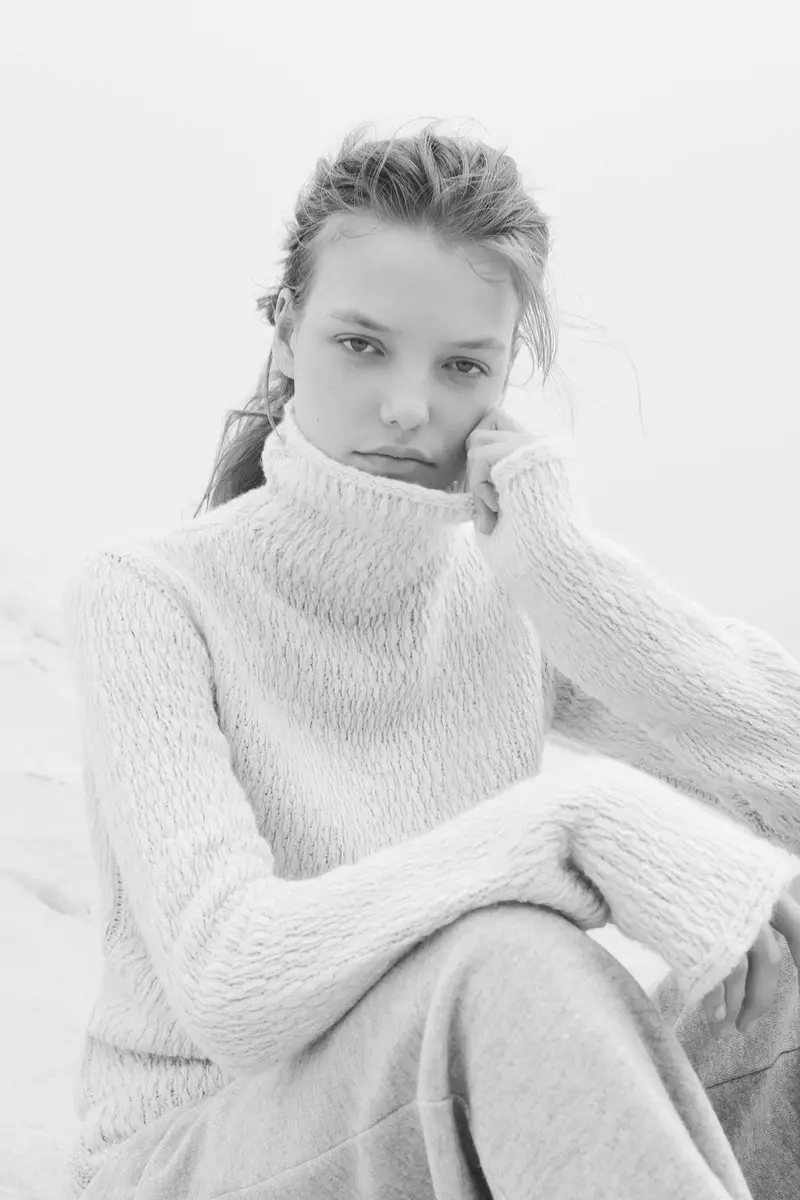 Ang modelo nga si Roos Abels nagtabon sa turtleneck cashmere sweater gikan sa Calvin Klein Collection