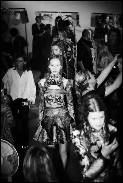 Alexander McQueen Caij nplooj ntoos hlav 2011 | Qab lub Scenes los ntawm Agata Pospieszynska