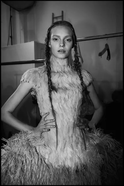 Alexander McQueen primăvara 2011 | În culise de Agata Pospieszynska