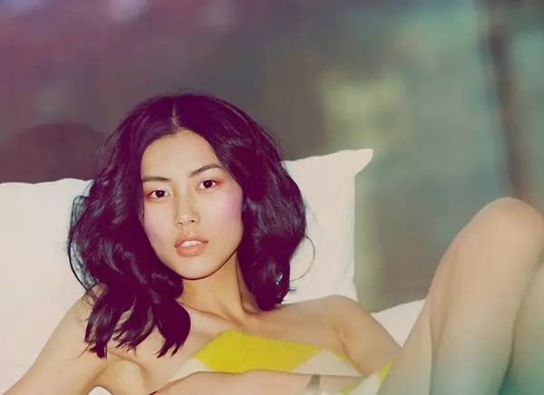 Model Wulan | Liu Wen dening Guy Aroch kanggo WWD Beauty Biz