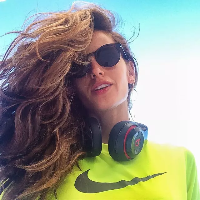 Izabel Goulart rocks ακουστικά