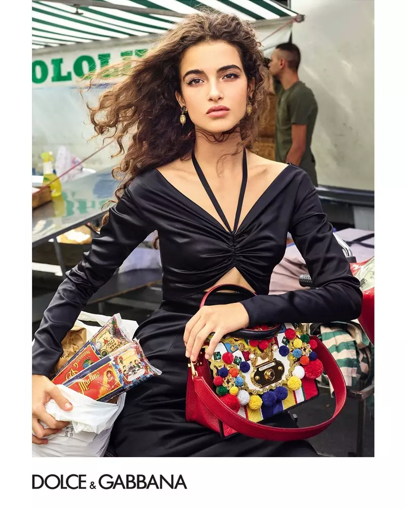 Chiara Scelsi ist der Star der Frühjahr-Sommer-Kampagne 2019 von Dolce & Gabbana Accessoires