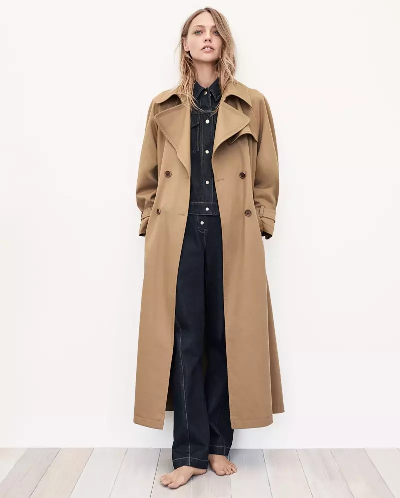 Trench oversize di Zara, giacca di jeans e jeans con bottoni a vita alta