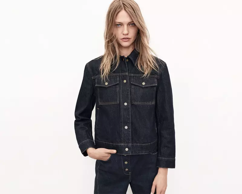 Jeansjacke von Zara und hoch taillierte Jeans mit Knöpfen