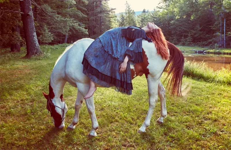 Julia Banas pose à cheval pour la campagne automne-hiver 2016 de Zara