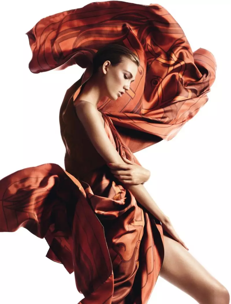 Karlie Kloss gëtt a Schal gewéckelt fir den Hermès S/S 2013 Katalog vum David Sims