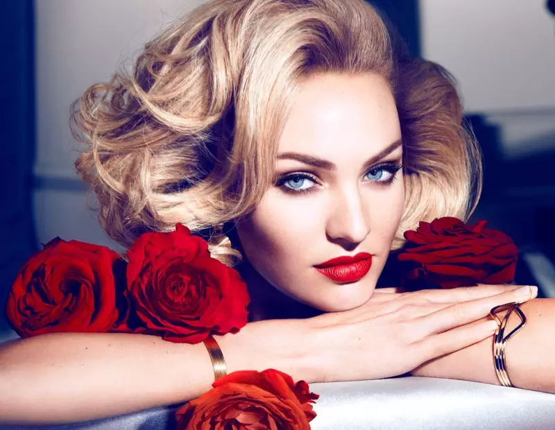 Candice Swanepoel Max Factor Marilyn Monroe dodaq boyası kolleksiyası üçün poza verib