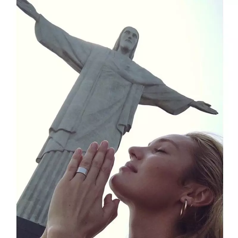 Candice Swanepoel yn ystumio ym Mrasil wrth ymyl Crist y Gwaredwr. Llun: Instagram