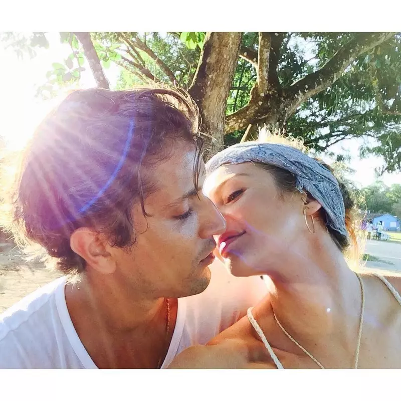 Candice Swanepoel pasidalijo miela nuotrauka su savo sužadėtiniu Hermannu Nicoli, kai jie ruošiasi bučiuotis. Nuotrauka: Instagram