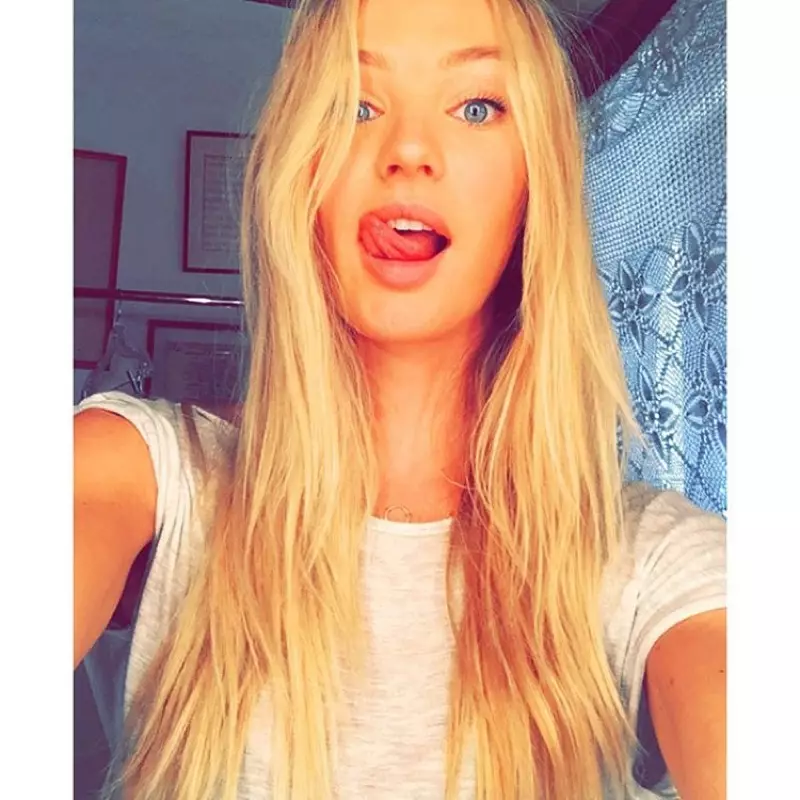 Candice Swanepoel iškiša liežuvį smagiai „Instagram“ įraše.