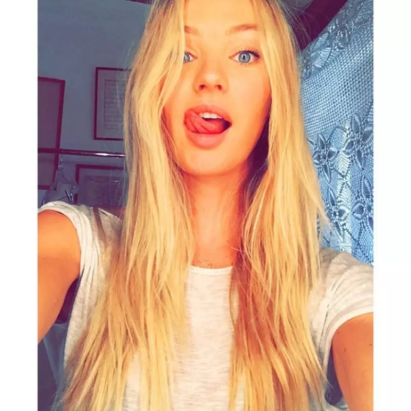 Candice Swanepoel قىزىقارلىق Instagram سۈرىتىدە تىلىنى چىقاردى.