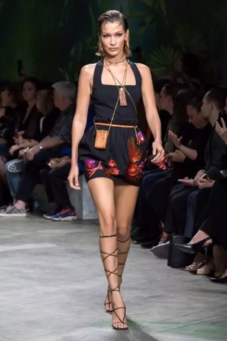 Versace traz alfaiataria e sedução para a primavera de 2020