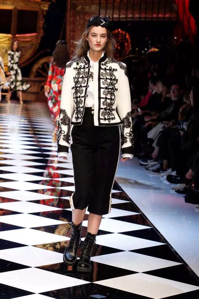 Unha modelo leva unha chaqueta bolero, pantalóns cortos e botas no desfile de Dolce & Gabbana de outono-inverno 2016