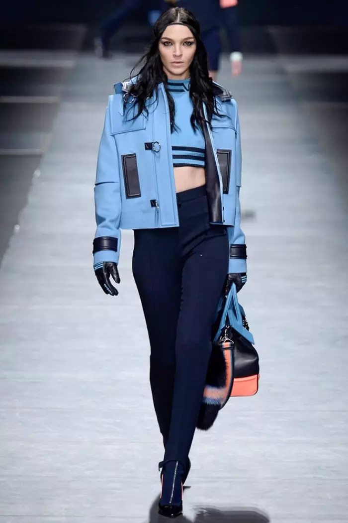 Um look da coleção outono-inverno 2016 da Versace