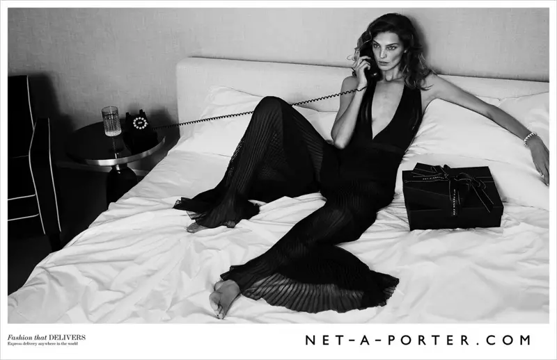 Daria Werbowy ถูกถ่ายภาพสำหรับแคมเปญฤดูใบไม้ผลิ-ฤดูร้อนปี 2015 ของ Net-a-Porter ที่เลนส์โดย Erik Tortensen