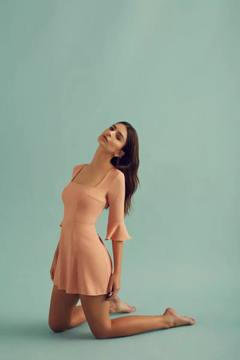 Emily Ratajkowski modellen eksklusive jurk gearwurking mei Christy Dawn