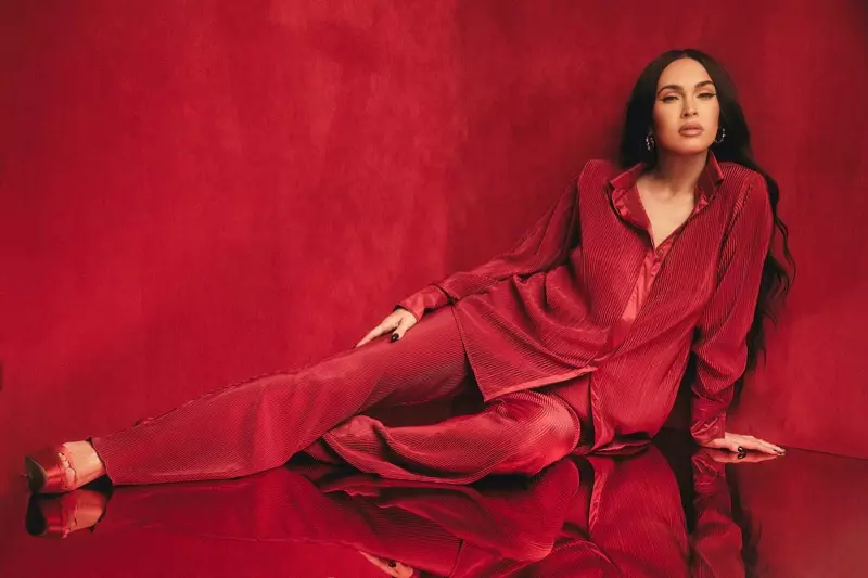 Si Megan Fox nag-pose sa kampanya sa kolaborasyon sa Boohoo x Megan Fox.