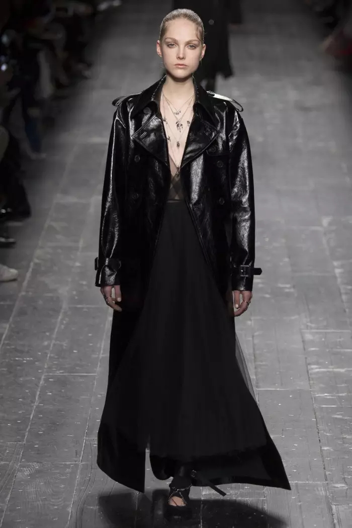 Uma modelo desfila na passarela do desfile outono-inverno 2016 da Valentino usando um vestido maxi preto e jaqueta de couro