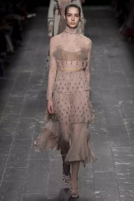 Valentino Fall 2016 | Paris Fashion Week