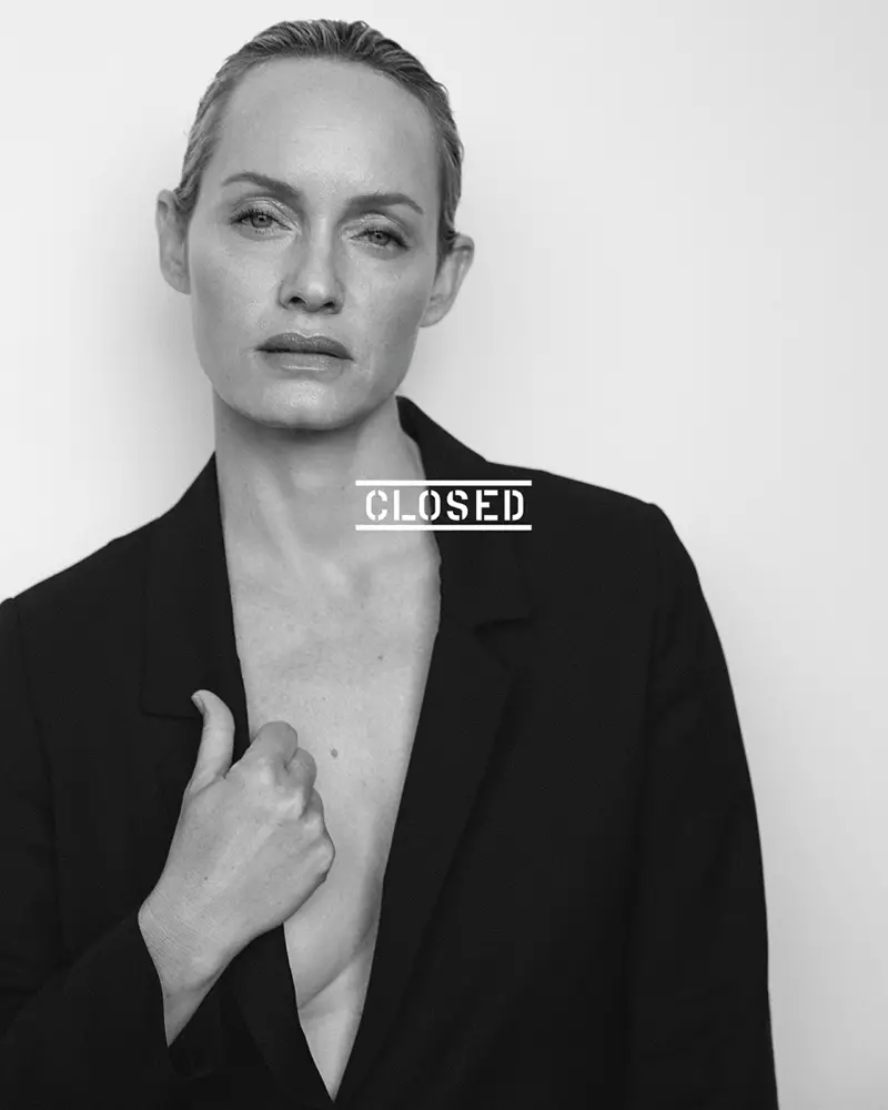 Amber Valletta protagoniza a campaña Primavera-verán 2021 pechada. Foto: David Roemer