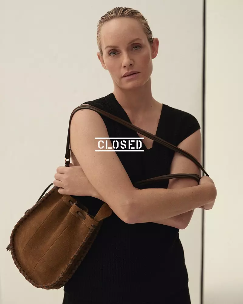 Amber Valletta protagoniza a campaña Primavera-verán 2021 pechada. Foto: David Roemer