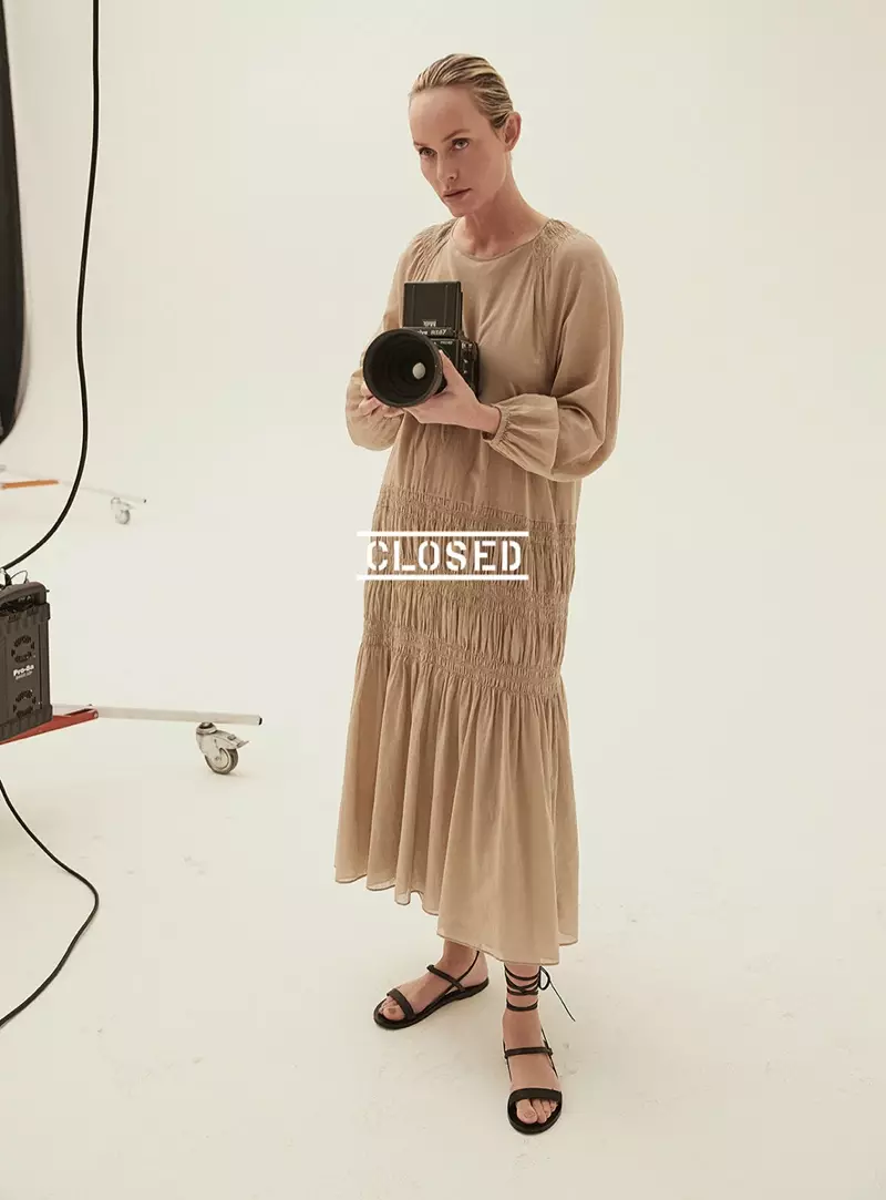 Amber Valletta แสดงในแคมเปญ Closed Spring-Summer 2021 ภาพถ่าย: “David Roemer”