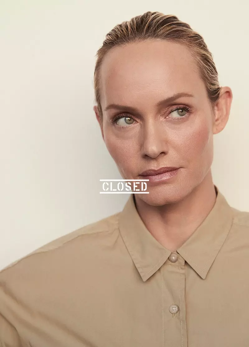 Amber Valletta protagoniza a campaña Primavera-verán 2021 pechada. Foto: David Roemer