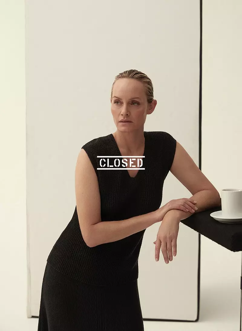 Amber Valletta แสดงในแคมเปญ Closed Spring-Summer 2021 ภาพถ่าย: “David Roemer”