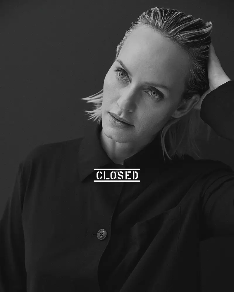 Amber Valletta 出演 2021 春夏封閉廣告大片。照片：大衛羅默