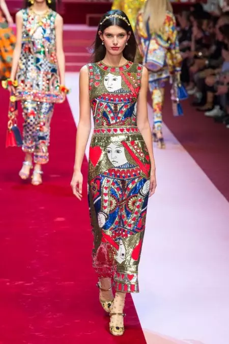 Dolce & Gabbana, 2018 İlkbaharında İç Çamaşırından İlham Alan Görünümleri Sergiliyor